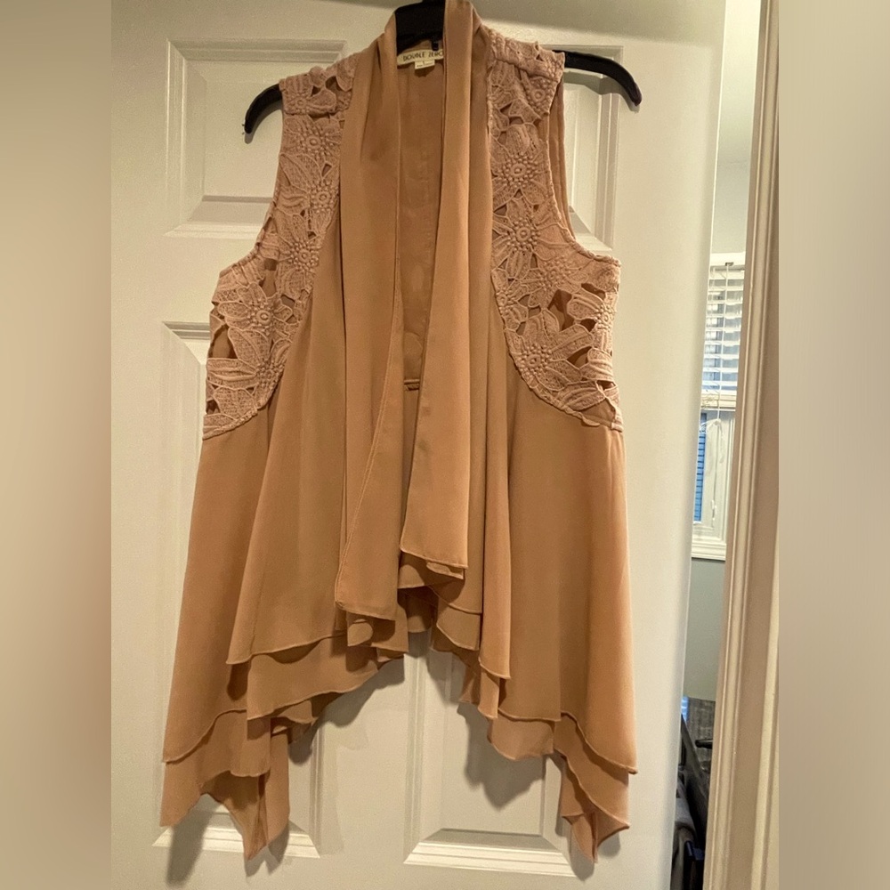 Double Zero flowing lightweight vest with lace detail. Size L. peach color